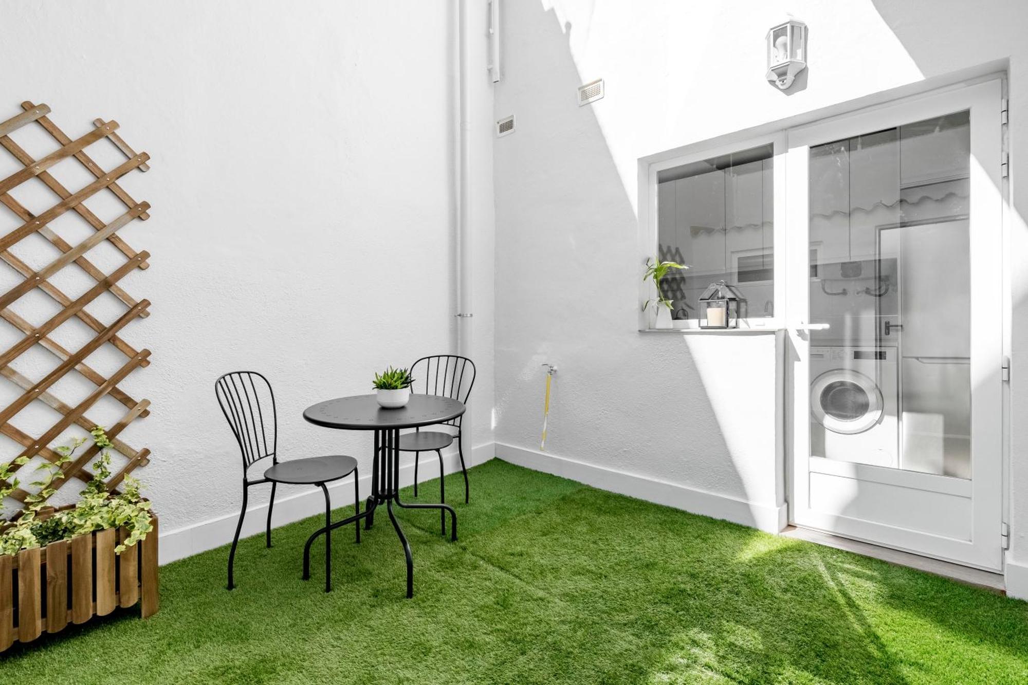 Cozy 2 Bedroom Apartment With Patio Madrid Exterior photo